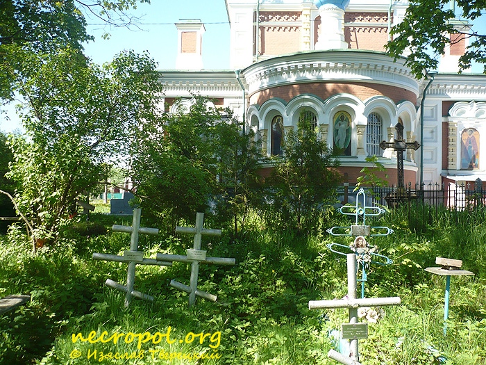 Некрополь у Покровского храма в Мариенбурге; фото Изяслава Тверецкого, май 2010 г.