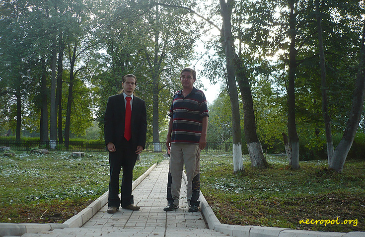 Некрополист Изяслав Тверецкий и его друг, представитель общественности Сергей Антюфеев, 16 августа 2010