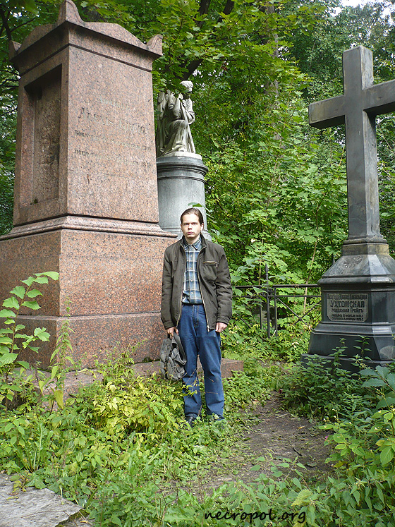 Некрополист Изяслав Тверецкий в некрополе ГРейгов, у могилы адмирала Алексея Грейга; фото Изяслава Тверецкого, сентябрь 2010 г.