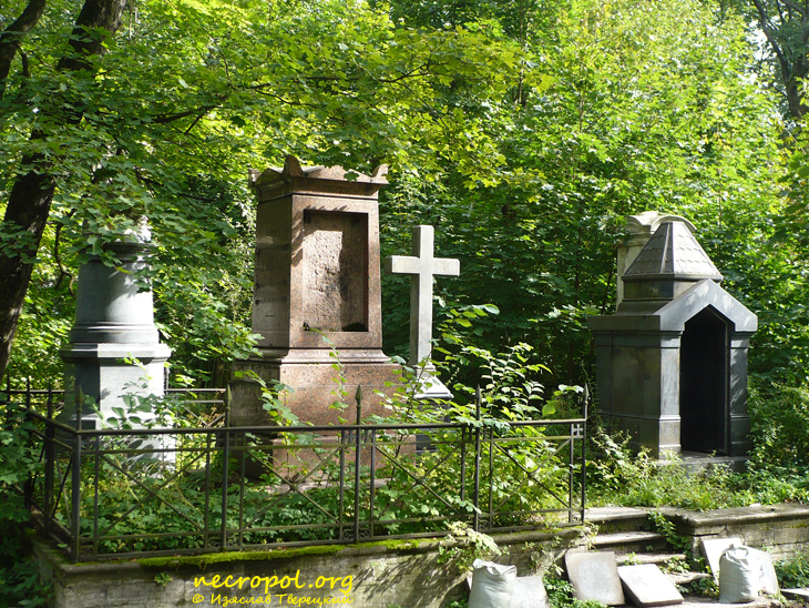 Некрополь дворянского рода Грейгов, могила адмирала Алексея Грейга; фото Изяслава Тверецкого, сентябрь 2010 г.