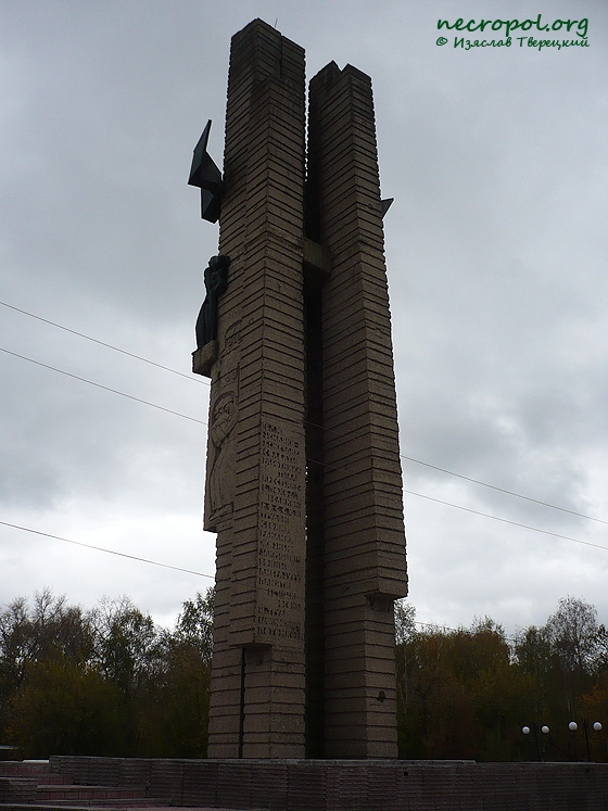 Памятник-обелиск воинам-землякам; фото Изяслава Тверецкого, октябрь 2010 г.