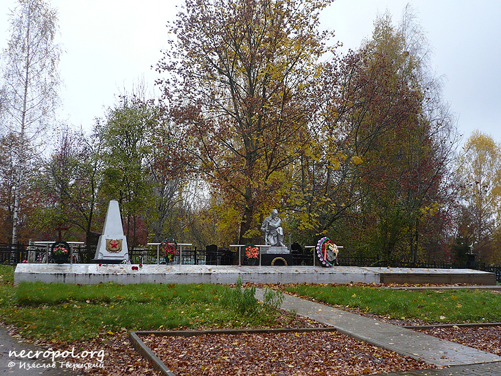 Братская могила павших в период Великой Отечественной войны (на новой территории); фото Изяслава Тверецкого, октябрь 2010 г.