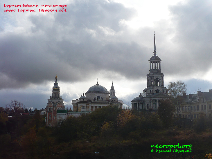 Вид на монастырь с земляного вала; фото Изяслава Тверецкого, октябрь 2010 г.