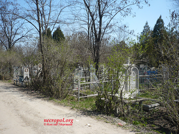 Вид Осипенковского кладбища; фото Изяслава Тверецкого, апрель 2011 г.