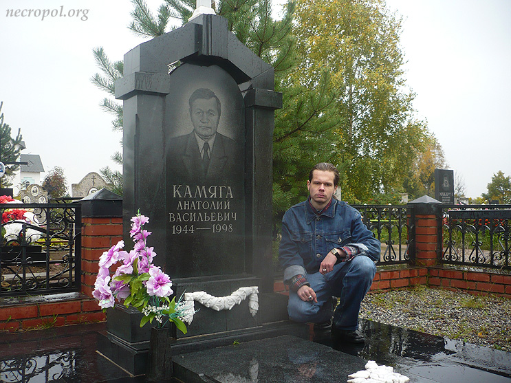 Некрополист Изяслав Тверецкий на могиле главы Бежецкого района Анатолия Камяга; фото сентябрь 2011 г.