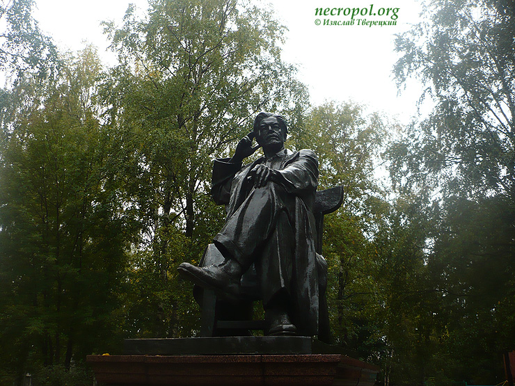 Памятник писателю Вячеславу Шишкову - уроженцу Бежецка в парке его имени; фото Изяслава Тверецкого, сентябрь 2011 г.