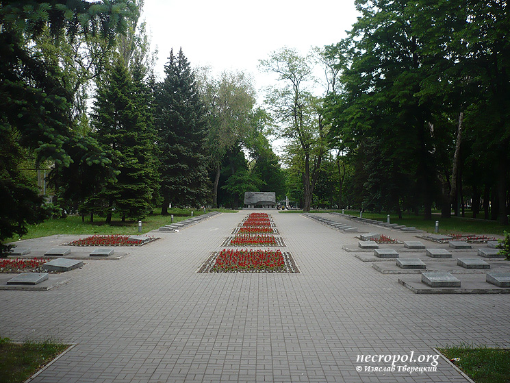 Мемориальное кладбище на Октябрьской площади; фото Изяслава Тверецкого, май 2011 г.