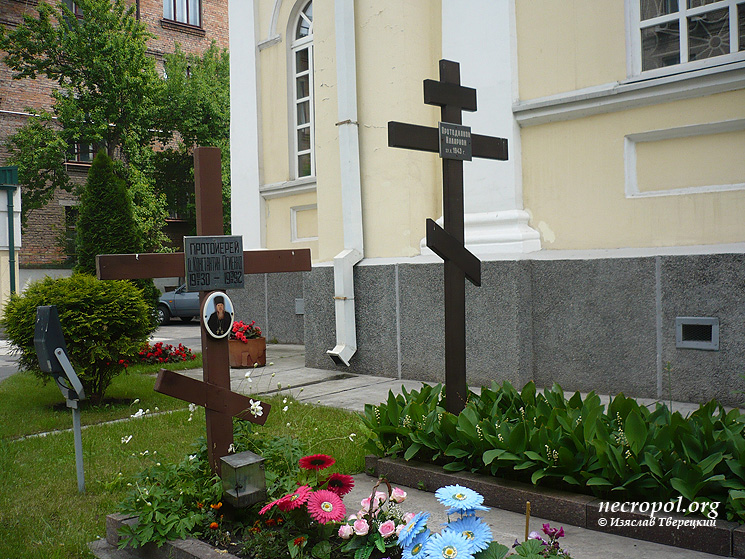 Церковный некрополь в ограде Троицкого собора; фото Изяслава Тверецкого, май 2011 г.