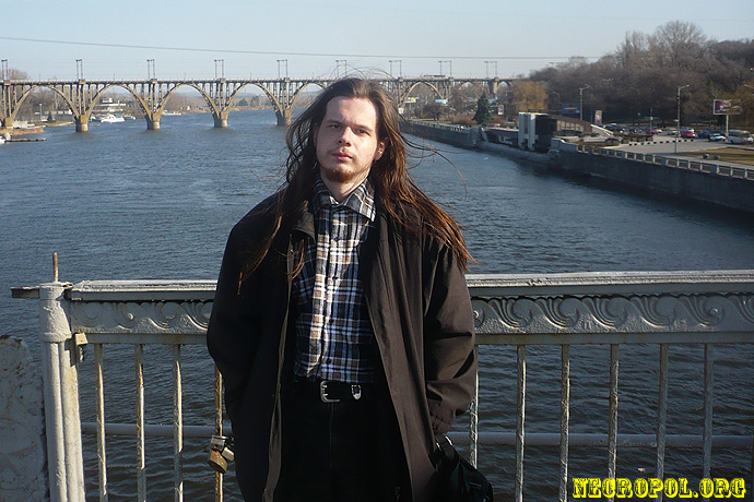 Некрополист Изяслав Тверецкий на пешеходном мосту через реку Днепр; фото апрель 2012 г.