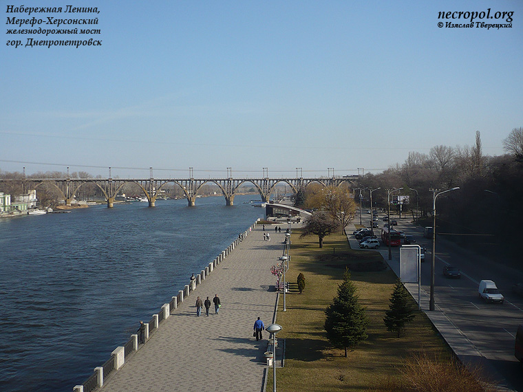 Вид с пешеходного моста на реку Днепр и набережную Ленина; фото Изяслава Тверецкого, апрель 2012 г.