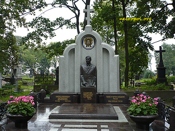 Могила государственного деятеля, инженера путей сообщений Николая Аксененко; фото Изяслава Тверецкого, сентябрь 2009 г.