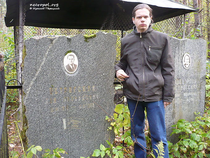 Некрополист Изяслав Тверецкий на могиле деятеля Льва
Острогского; фото Изяслава Тверецкого, октябрь 2009 г.