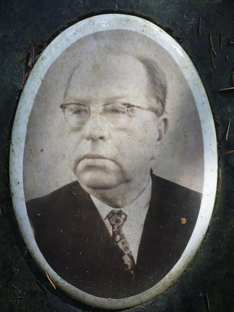 Врач, профессор Леонид Николаевич Попов. Фото с памятника.