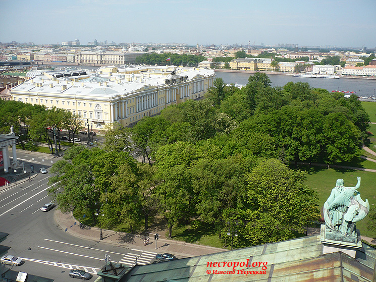 Ансамбль Сенатской (Декабристов) площади, вид с колонады Исаакиевского собора; фото Изяслава Тверецкого, май 2010 г.