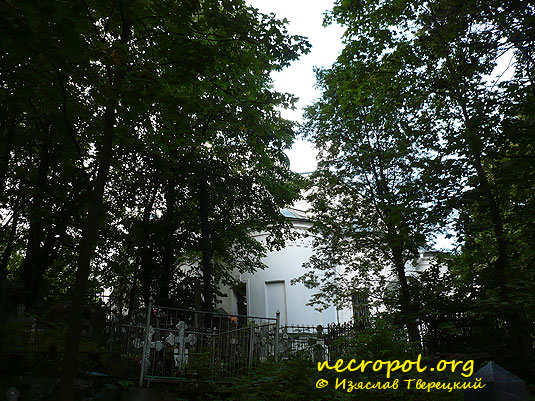 Спасский храм на Шуваловском кладбище; фото Изяслава Тверецкого, сентябрь 2009 г.