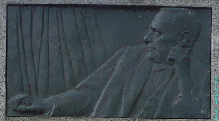 Барельеф на памятнике на могиле народного артиста СССР Леонида Вивьен; фото Изяслава Тверецкого, сентябрь 2009 г.