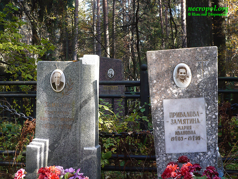 Могила хозяйственного деятеля Константина Замятина и его супруги Марии Приваловой-Замятиной; фото Изяслава Тверецкого, октябрь 2010 г.