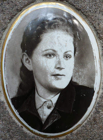 Галина Журавлёва, фото с памятника; фото Изяслава Тверецкого, сентябрь 2010 г.