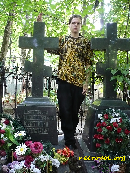 Некрополист Изяслав Тверецкий на могиле протоиерея Виктора Жукова; июль 2009 г.