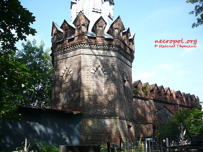 Стена кладбища с башней; фото Изяслава Тверецкого, август 2009 г.