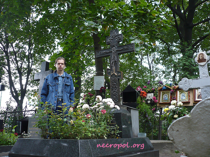 Некрополист Изяслав Тверецкий на могиле митрополита Иоанна (Снычева); фото Изяслава Тверецкого, сентябрь 2009 г.