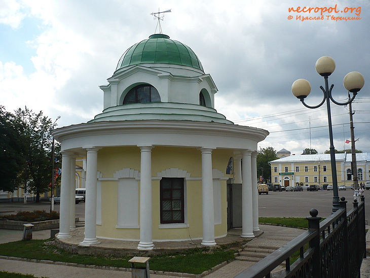Крестовоздвиженская часовня-ротонда (архитектор Н. А. Львов); фото Изяслава Тверецкого, август 2010 г.