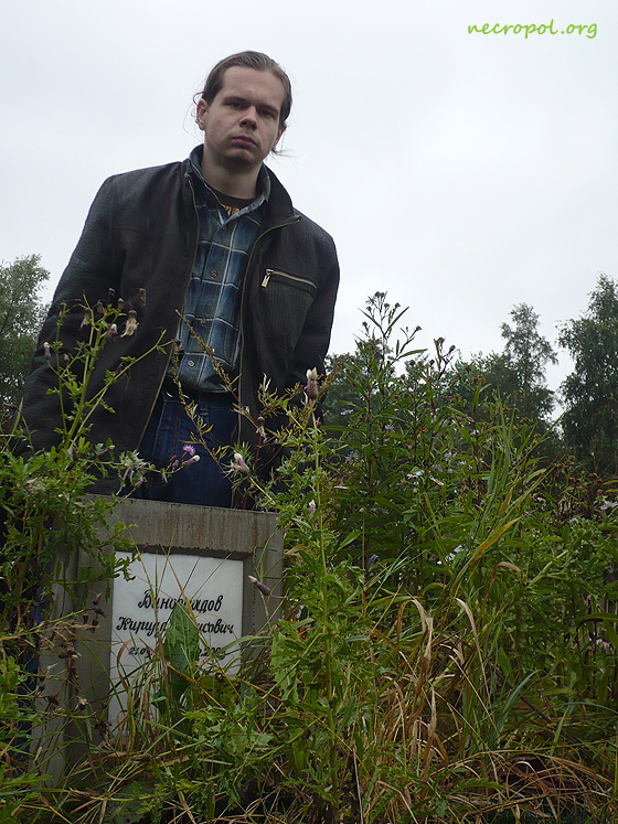 Некрополист Изяслав Тверецкий на могиле шахматиста Кирилла Виноградова; фото сентябрь 2010 г.