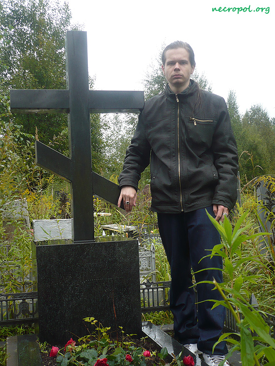 Некрополист Изяслав Тверецкий на могиле священника Петра Калашникова; фото сентябрь 2010 г.