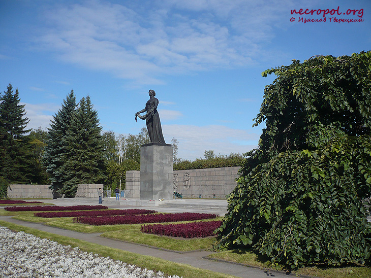 Вид Пискарёвского мемориального кладбища; фото Изяслава Тверецкого, сентябрь 2010 г.