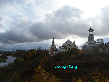Вид на город и Борисоглебский монастырь с земляного вала в г. Торжок; фото Изяслава Тверецкого, октябрь 2010 г.