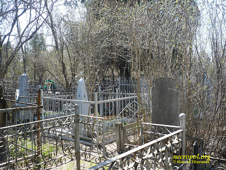 Вид Осипенковского кладбища; фото Изяслава Тверецкого, апрель 2011 г.