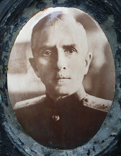 Фрагмент памятника на могиле генерал-майора войск связи Алексея Лапкина; фото Изяслава Тверецкого, сентябрь 2010 г.