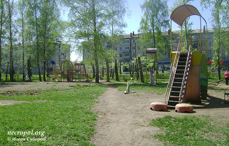 Детская площадка; фото Игоря Суворова, май 2011 г.