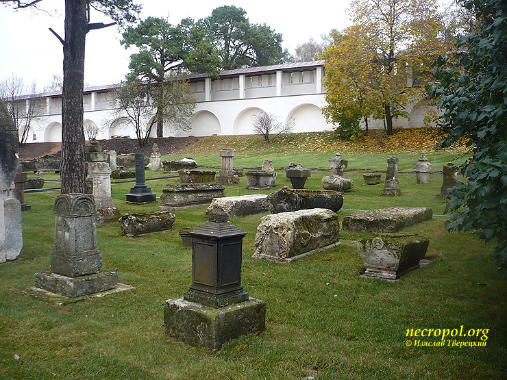 Вид погоста Успенского монастыря; фото Изяслава Тверецкого, октябрь 2011 г.