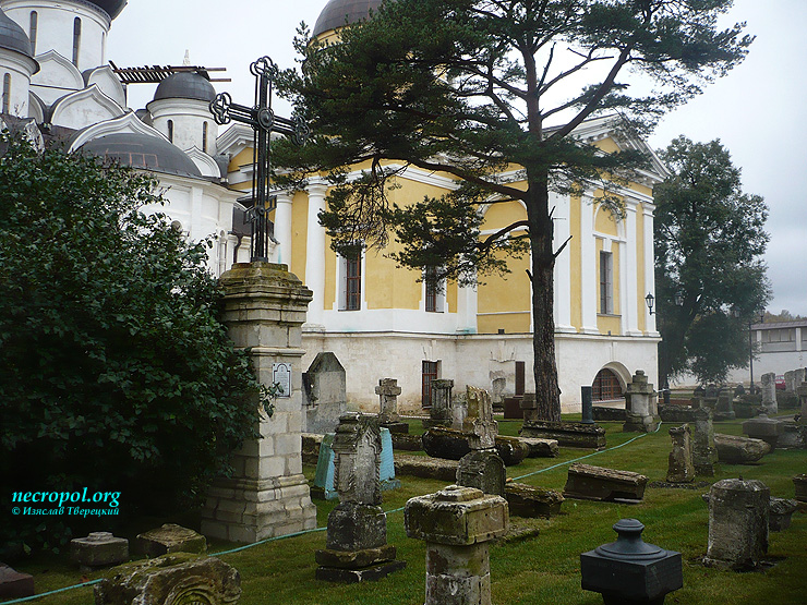 Вид погоста Успенского монастыря; фото Изяслава Тверецкого, октябрь 2011 г.