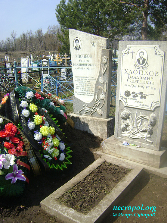 Одна из могил на Храповском кладбище; фото Игоря Суворова, апрель 2011 г.