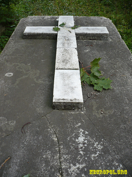 Крест на саркофаге на могиле  графа Владимира Ламздорф; фото Изяслава Тверецкого, сентябрь 2010 г.