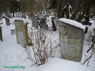 Могилы тверских деятелей культуры Алексея Лазарева и Евгения Ботвинникова; фото Изяслава Тверецкого, февраль 2009 г.