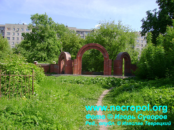 Вход на Лазаревское кладбище; фото Игоря Суворова, 2009 г.