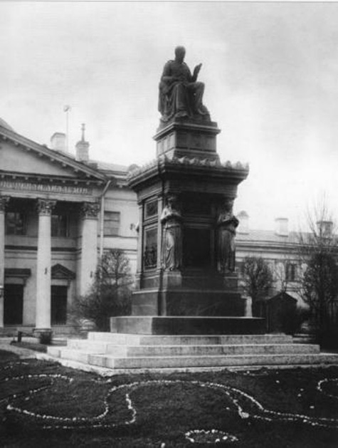 Памятник Я. В. Виллие перед фасадом главного здания Медико-хирургической академии, 1912 г. Историческое фото К. В. Буллы.
