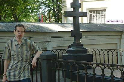 Некрополист Изяслав Тверецкий на могиле действительного тайного советника графа Сергея Витте; фото май 2010 г.