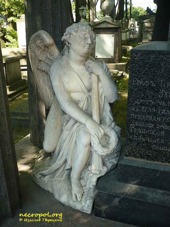 Фрагмент надгробия (скульптура) на могиле графа Петра Завадовского; фото Изяслава Тверецкого, май 2010 г.